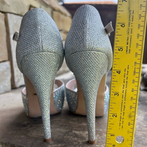 De Blossom Silver T-Strap Heels with Rhinestone Embellishments heels Sz-7.5. Ps - Picture 7 of 15